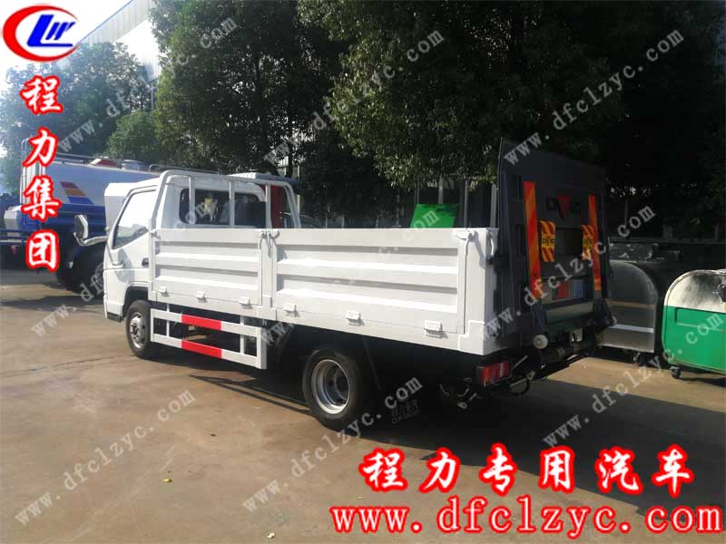 程力集團(tuán)國六唐駿歐鈴?fù)把b垃圾車，裝配液壓尾板，車廂可選裝側(cè)翻欄板，方便空桶搬運(yùn)