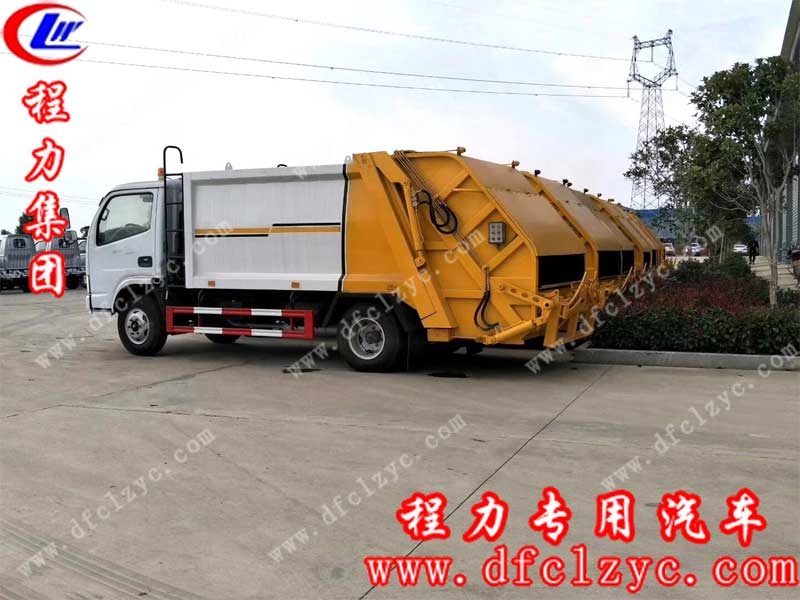程力集團壓縮垃圾車，整裝待發(fā)，出口海外