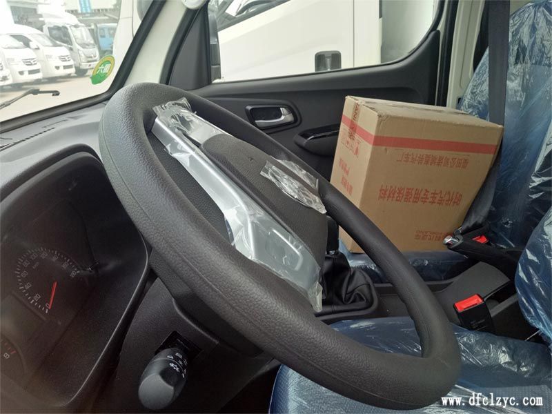 程力集團福田祥菱冷藏車駕駛室內部